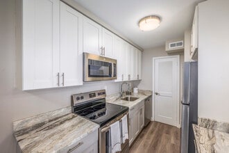 Renaissance Hills in Hauppauge, NY - Foto de edificio - Interior Photo