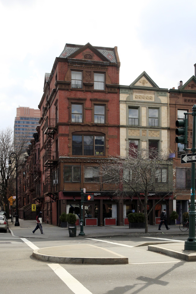 196 Lenox Ave in New York, NY - Foto de edificio - Building Photo