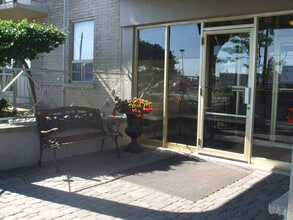 512 Mohawk Rd E in Hamilton, ON - Building Photo - Building Photo