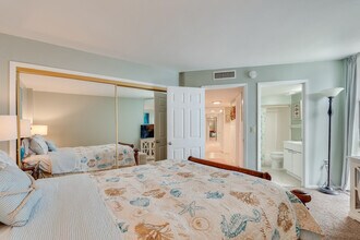 7205 Thomas Dr in Panama City Beach, FL - Foto de edificio - Building Photo