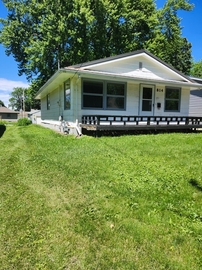 property at 814 S 1st Ave