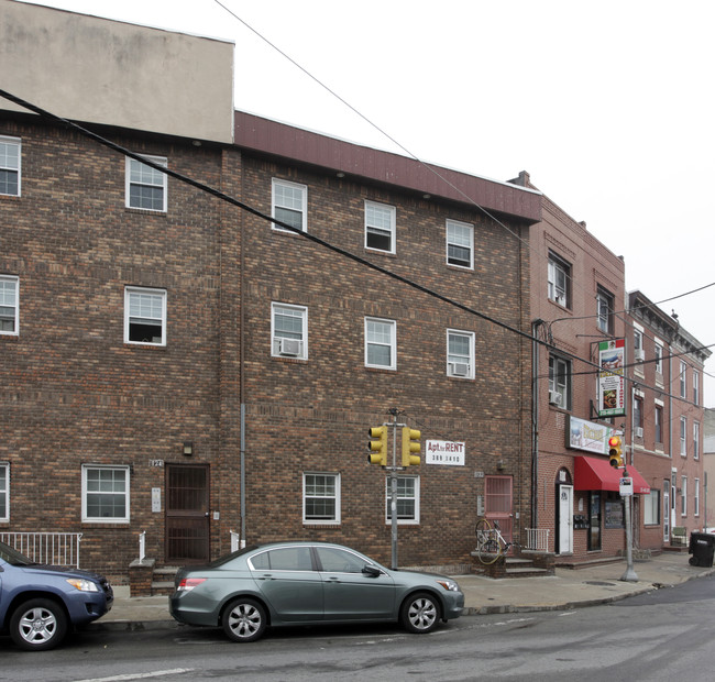 1122 E Passyunk Ave in Philadelphia, PA - Foto de edificio - Building Photo