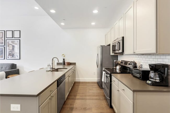 127 Carondelet St in New Orleans, LA - Building Photo - Building Photo