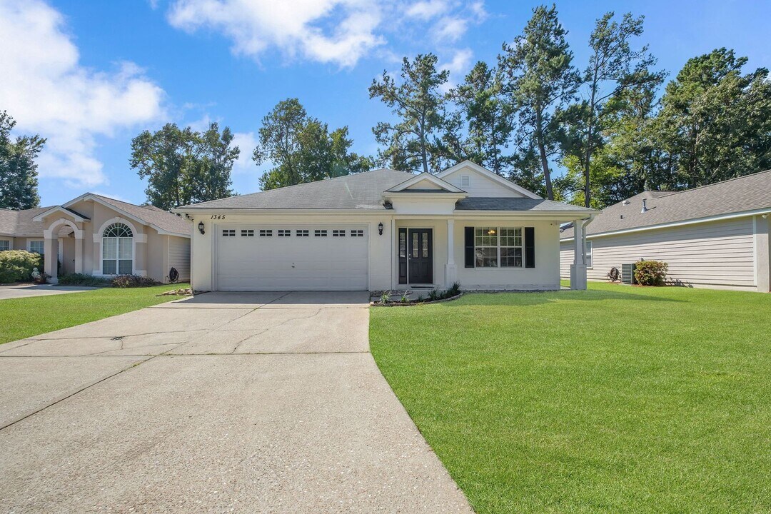 1345 Old Village Rd in Tallahassee, FL - Building Photo