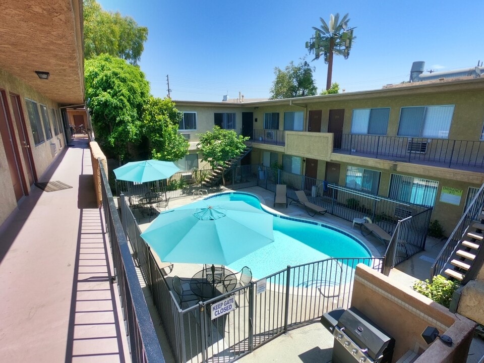 10621 Victory Blvd in Los Angeles, CA - Foto de edificio