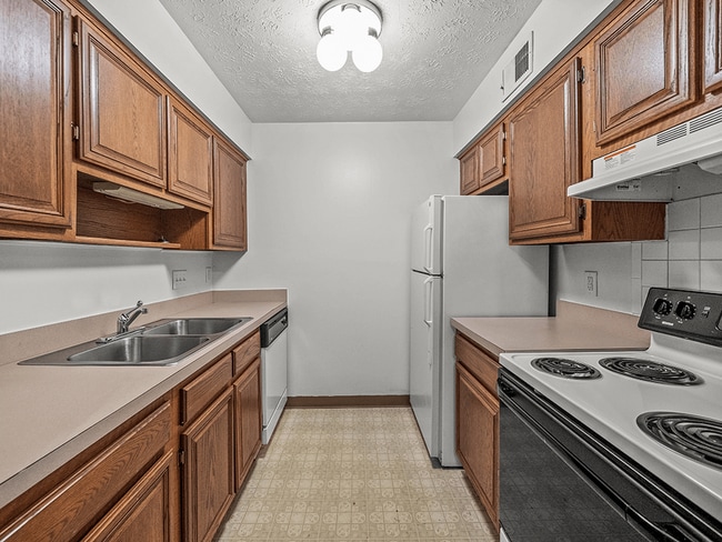 Cedarwood Village Apartments in Akron, OH - Foto de edificio - Building Photo