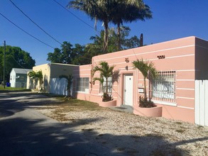 2055 NW 28th St in Miami, FL - Foto de edificio - Building Photo