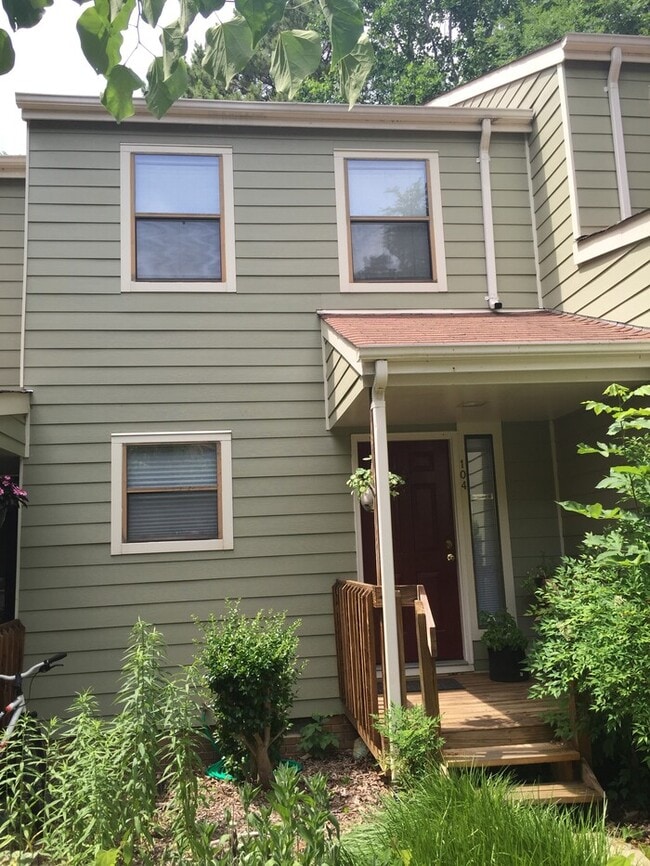 104 Cedarwood Ln in Carrboro, NC - Building Photo - Building Photo