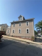 27 Mt Vernon St in Newport, RI - Building Photo - Building Photo