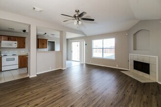 3309 Bentgate Ct in Denton, TX - Foto de edificio - Building Photo