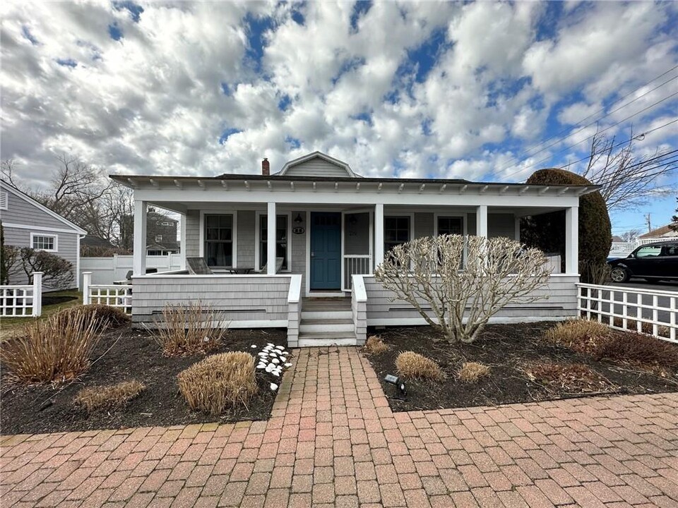 219 Purgatory Rd in Middletown, RI - Building Photo