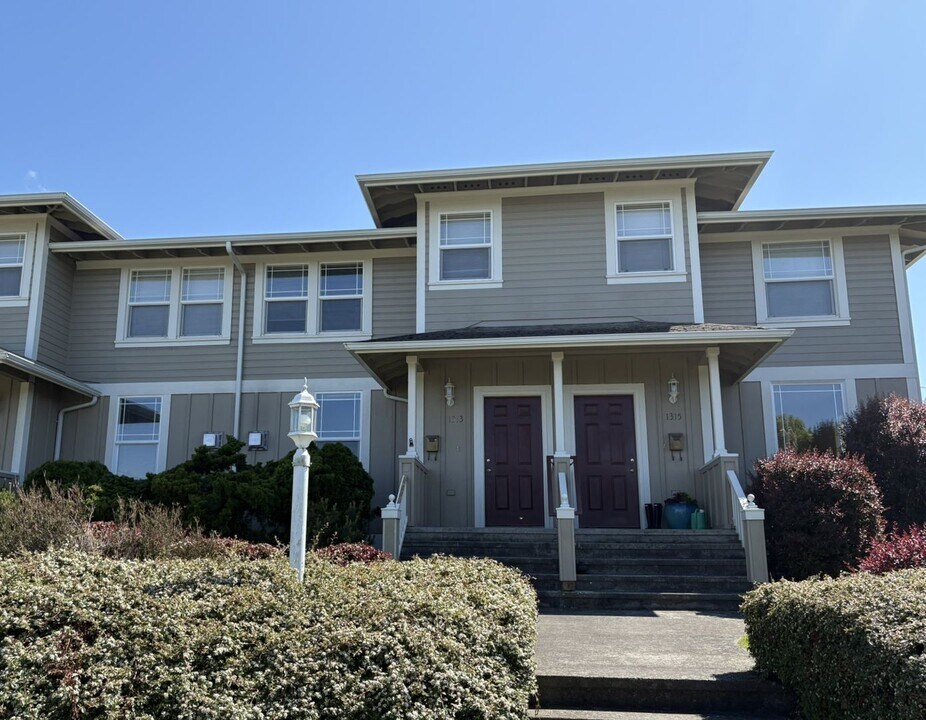 1315-1315 5th St in Anacortes, WA - Building Photo