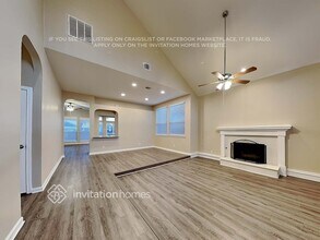 2043 Hearthstone Dr in Carrollton, TX - Foto de edificio - Building Photo