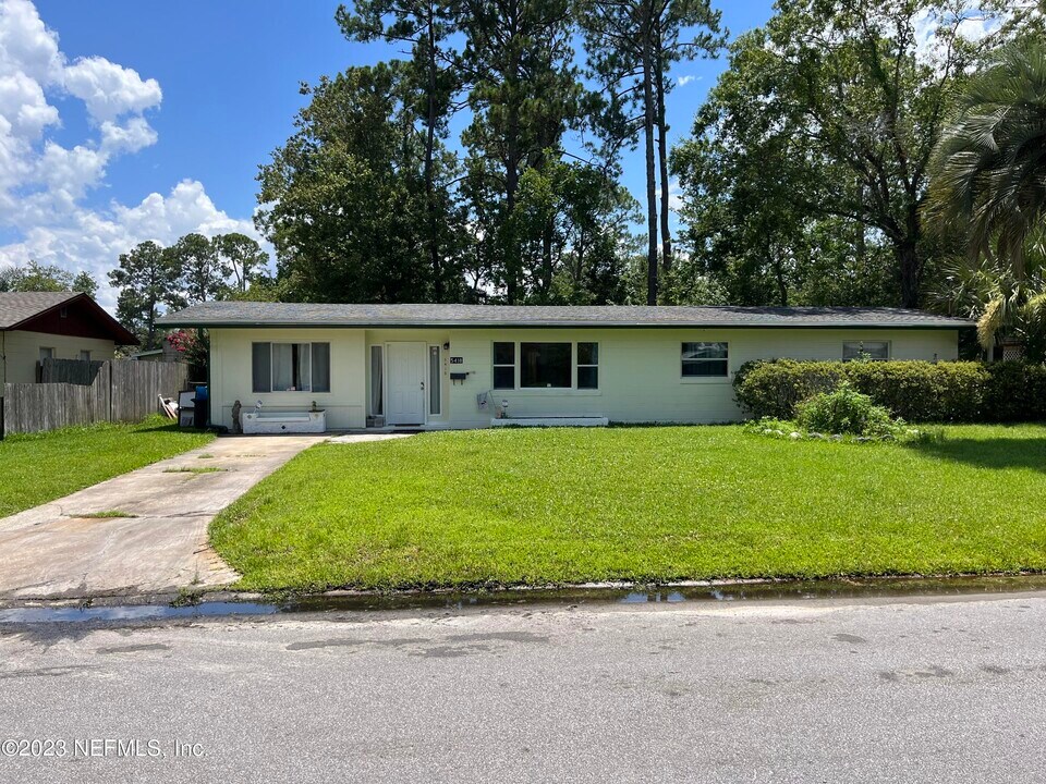 5418 Juno Dr in Jacksonville, FL - Foto de edificio