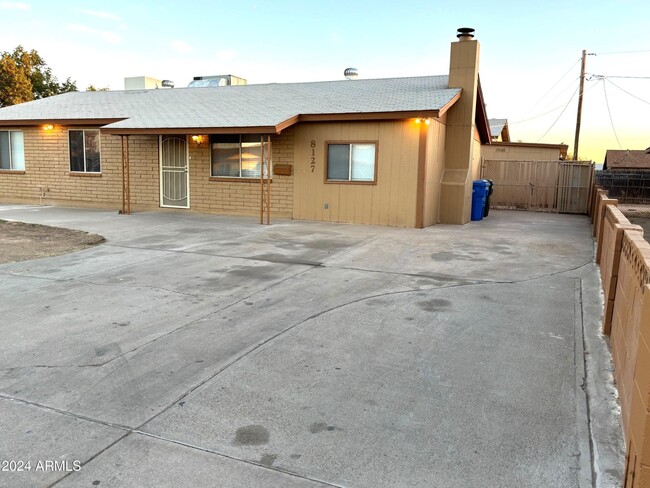 8127 W Monterey Way in Phoenix, AZ - Building Photo - Building Photo