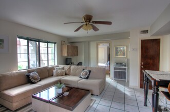 835 7th Ave S, Unit B in St. Petersburg, FL - Foto de edificio - Building Photo