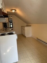 22 Grove Ave, Unit 3 in Glens Falls, NY - Foto de edificio - Building Photo