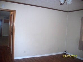 523 E 4th St in Hoisington, KS - Building Photo - Building Photo