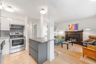 2133 Dundas St in Vancouver, BC - Building Photo - Building Photo