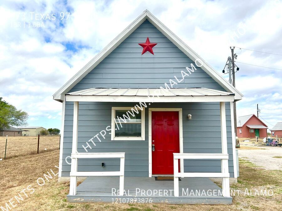 573 TX-97 in Floresville, TX - Building Photo