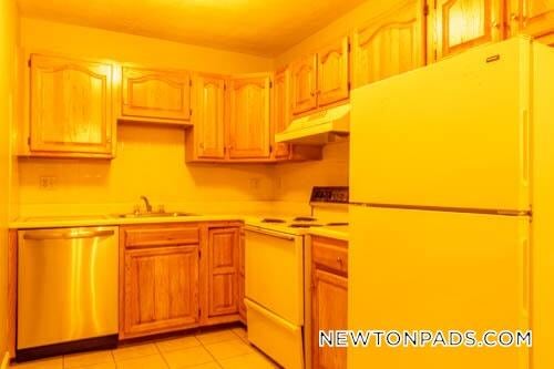 278 Grove St in Newton, MA - Building Photo