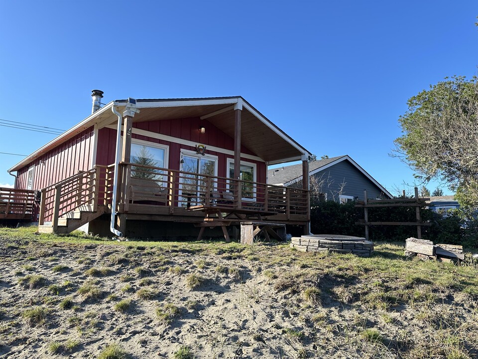 230 Point Brown Ave SE in Ocean Shores, WA - Building Photo