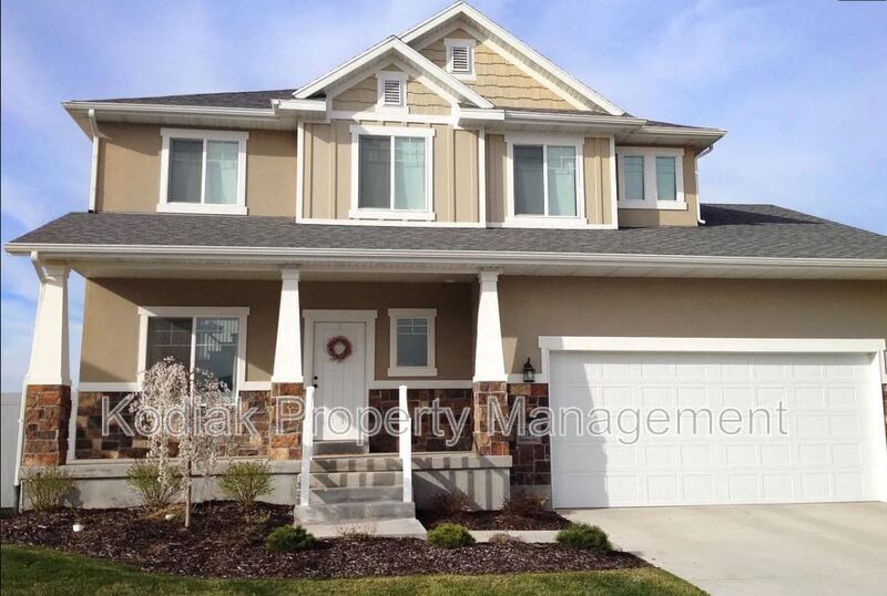 2471 Field Stone Way in Layton, UT - Building Photo