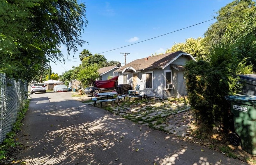 738 E Sacramento St in Altadena, CA - Building Photo