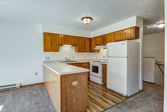 2804 Edgewood Dr in Menomonie, WI - Foto de edificio - Building Photo