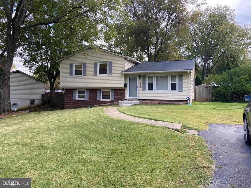 4911 Poplar Dr in Alexandria, VA - Building Photo