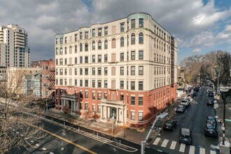 881 Massachusetts Ave in Cambridge, MA - Foto de edificio - Primary Photo