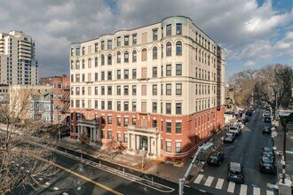 881 Massachusetts Ave in Cambridge, MA - Building Photo - Primary Photo