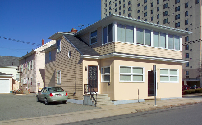 408 Ferry St in Fall River, MA - Building Photo - Building Photo