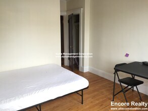 349 Pleasant St, Unit B2-6 in Malden, MA - Foto de edificio - Building Photo