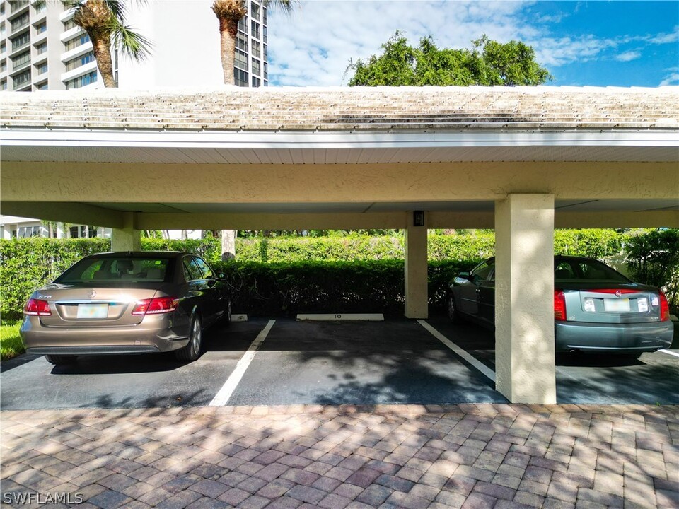 5811 Glencove Dr in Naples, FL - Building Photo