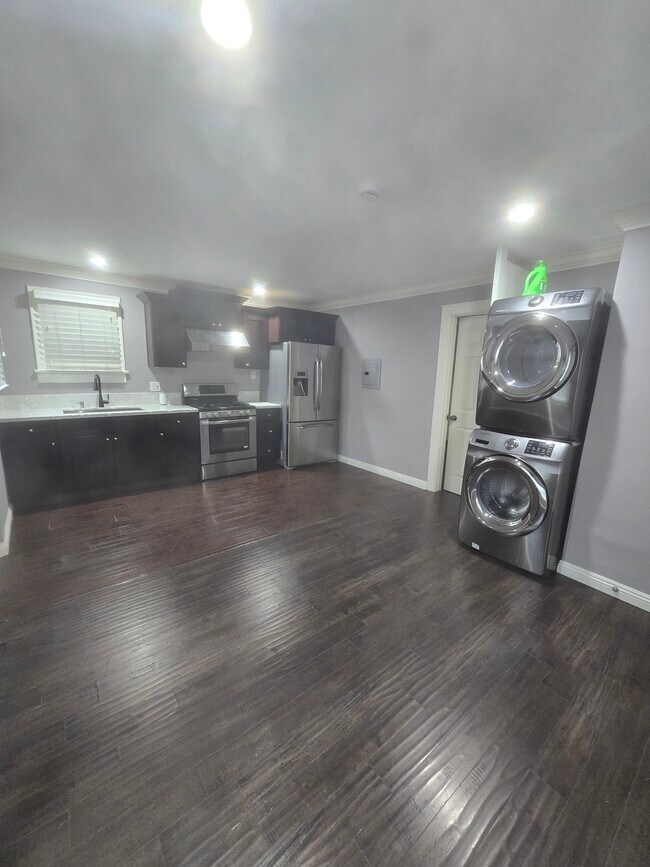 1037 1/2 S Kenmore Ave