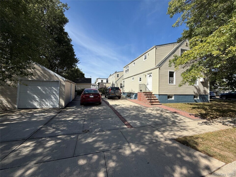134 Scranton Ave in Lynbrook, NY - Foto de edificio