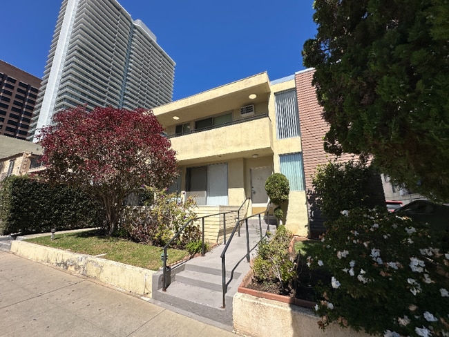 1262 Granville Ave in Los Angeles, CA - Building Photo - Building Photo