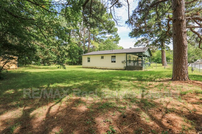 1282 SE Farmers Dr in Fayetteville, AR - Foto de edificio - Building Photo