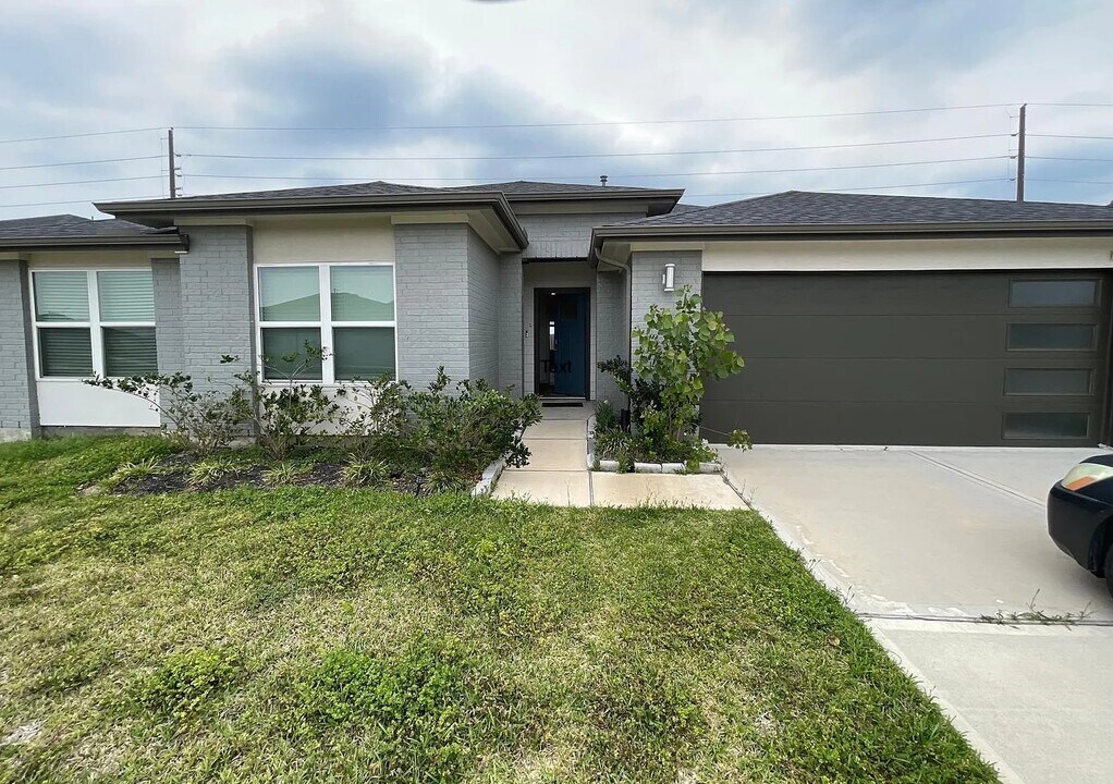 7015 Sunbreeze Ln in Richmond, TX - Building Photo