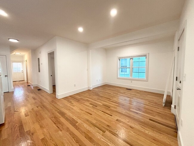 134 Bow St, Unit 1 in Everett, MA - Foto de edificio - Building Photo