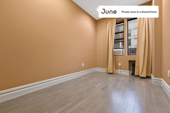 Private bedroom in 3 bed/2 bath Home in New York, NY - Building Photo - Building Photo