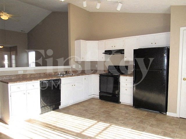 10235 Lone Wolf Dr in Indianapolis, IN - Building Photo - Building Photo