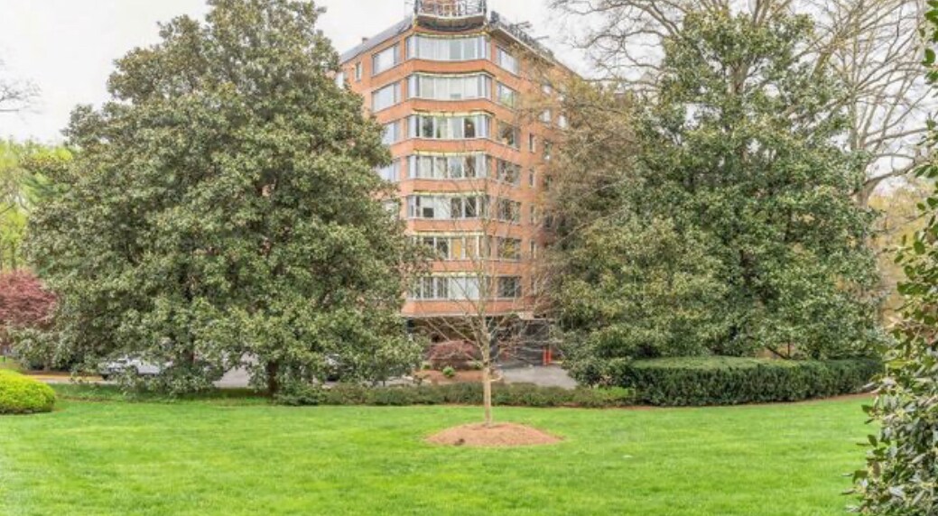 4200 Cathedral Ave NW in Washington, DC - Building Photo