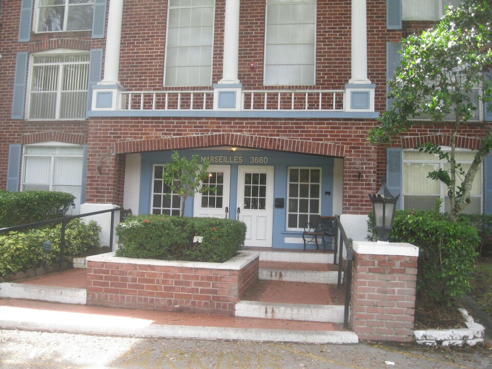 3650 Inverrary Dr in Lauderhill, FL - Building Photo
