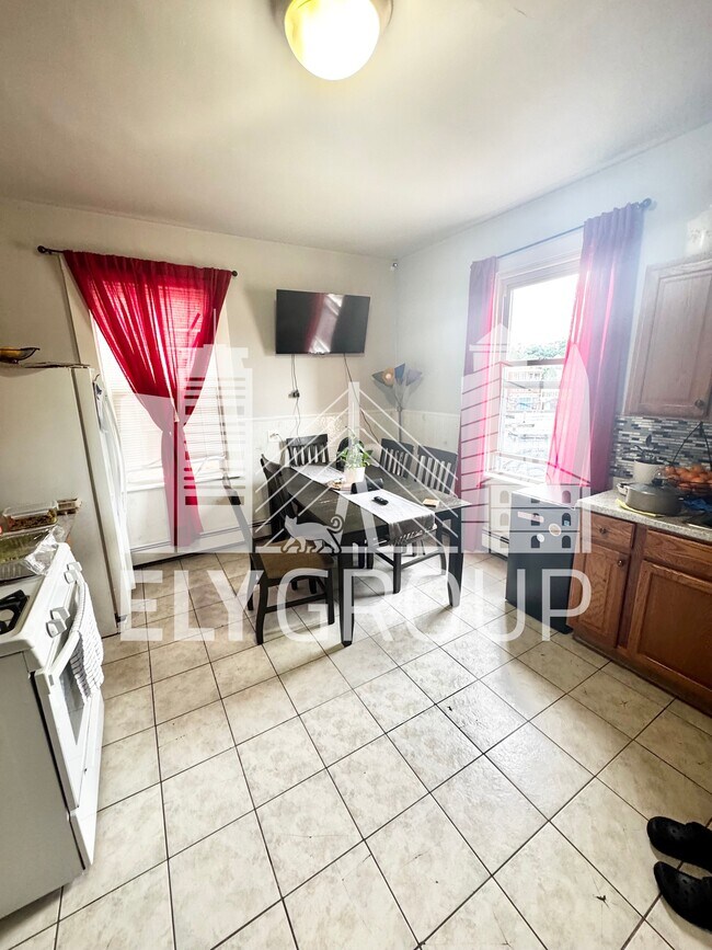 16 Webster Ave, Unit 3