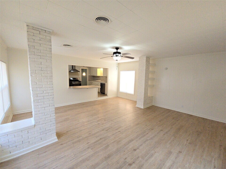 2705 S Crockett St in La Marque, TX - Foto de edificio