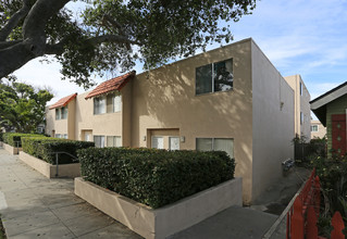 Caravan Apartments in Oceanside, CA - Building Photo - Building Photo