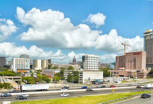 800 Embassy Dr in Austin, TX - Building Photo