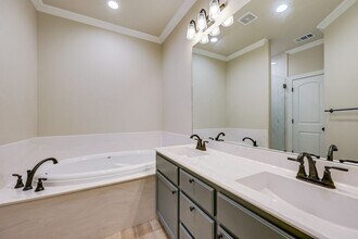 306 W Mclaine, Sherman, TX in Knollwood, TX - Building Photo - Building Photo